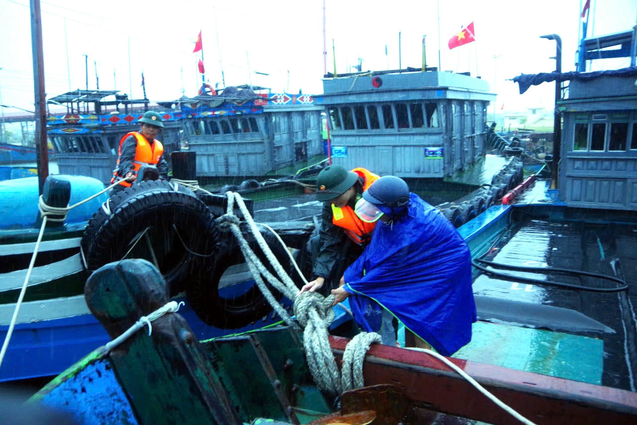 Đến nay, toàn bộ 1.121 phương tiện/8.073 lao động trên địa bàn TP Huế đã vào
khu vực tránh trú an toàn.