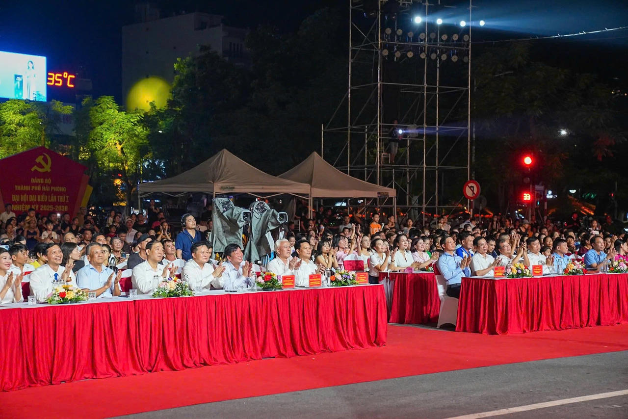 Chủ tịch UBND TP Lê Ngọc Châu cùng các đại biểu dự chương trình nghệ thuật tại điểm cầu Quảng trường Nhà hát TP Hải Phòng.