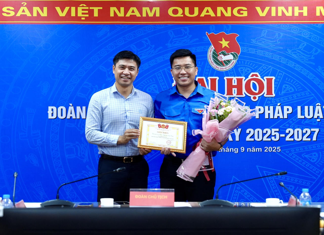 Đồng chí Trịnh Xuân Tùng trao Giấy khen cho Đoàn TN Báo PLVN. (Ảnh T.Oanh)