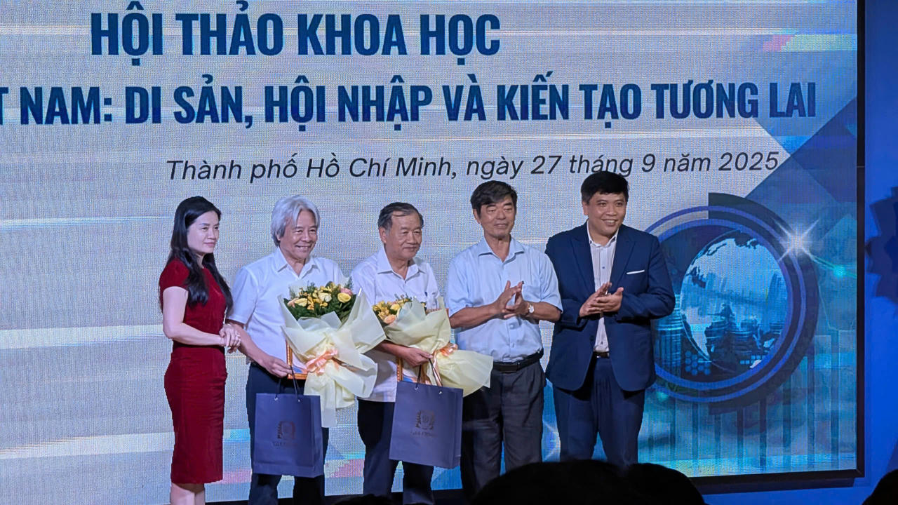 NGƯT.PGS.TS
Thái Bá Cần, Hiệu trưởng Trường GDU chụp ảnh lưu niệm cùng các đại biểu.