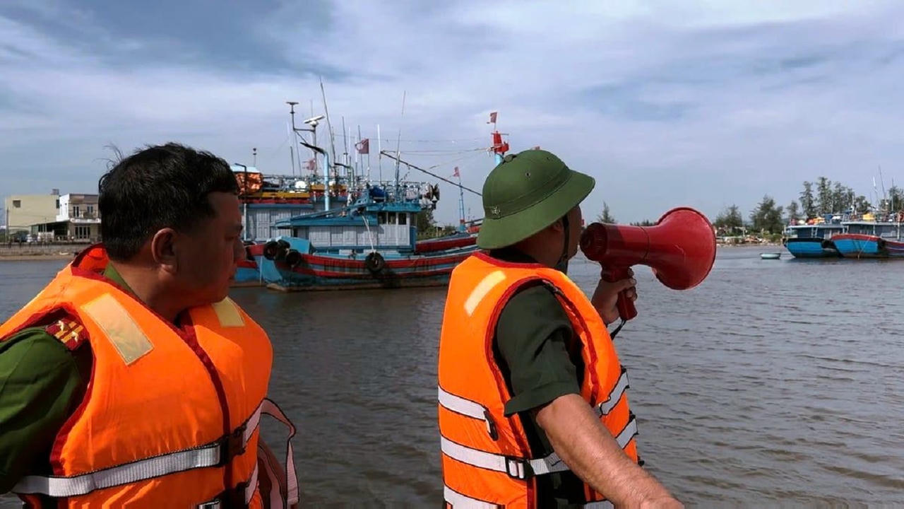 Lực lượng chức năng tỉnh Quảng Ngãi kêu gọi tàu thuyền neo đậu, tránh trú bão. 