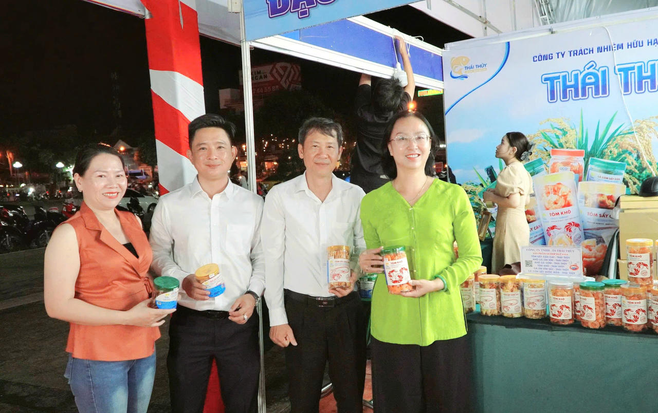 Đại biểu, khách mời thích thú với các sản phẩm OCOP tại ngày hội.