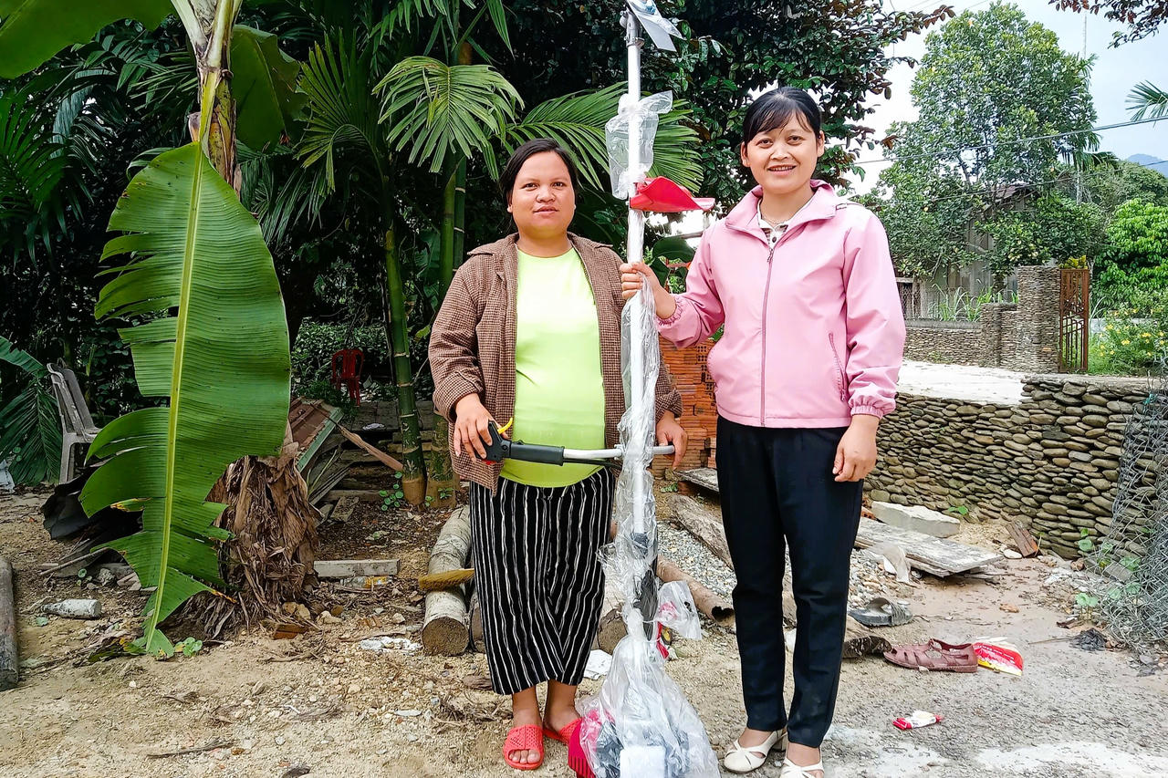 Hội Liên hiệp phụ nữ xã Sông Vàng hỗ trợ máy cắt cỏ (trao sinh kế) để gia đình chị Phượng phục vụ chăn nuôi, sản xuất.