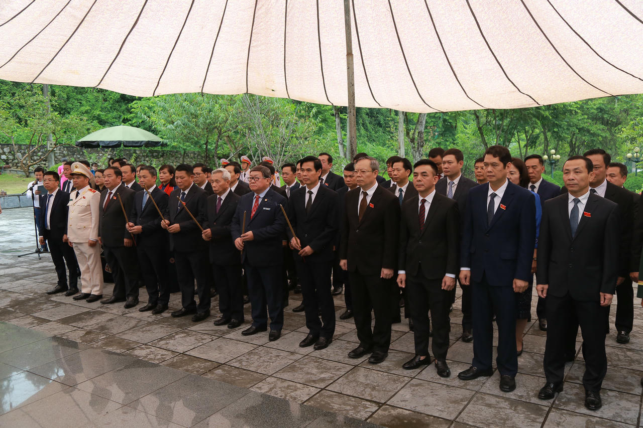 Các đại biểu viếng Nghĩa trang liệt sĩ Nhà tù Sơn La.