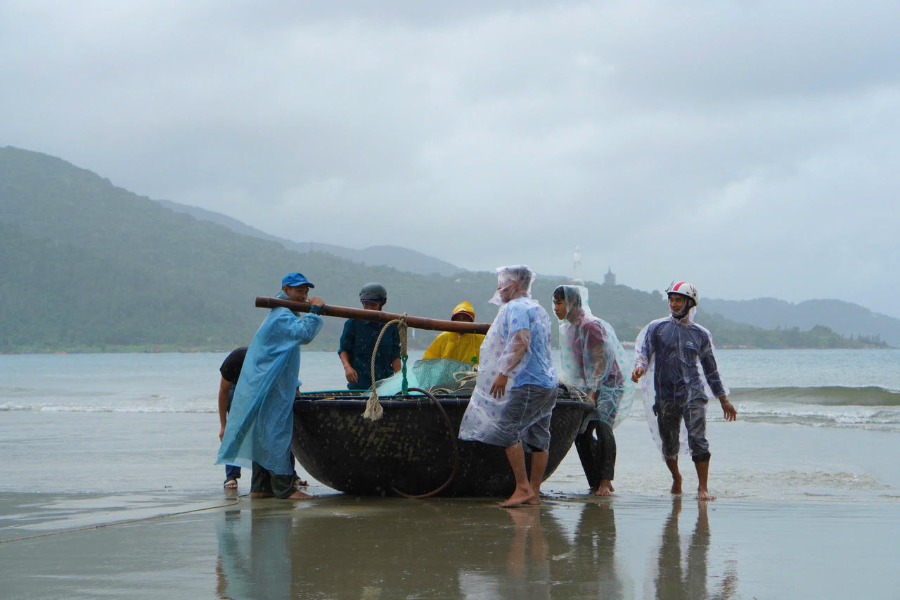 Hình ảnh Đà Nẵng ra quân chống ngập, ngư dân hối hả đưa tàu thuyền trú bão số 10