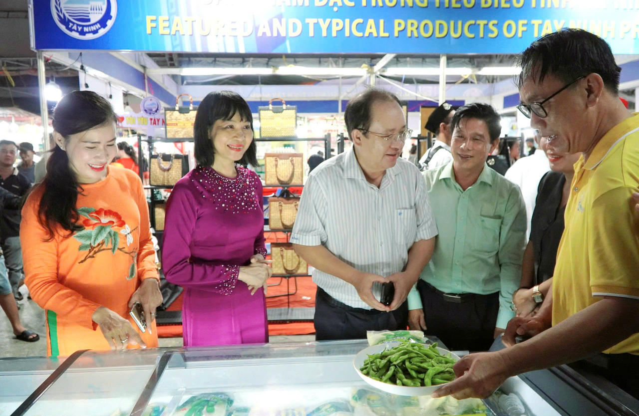 Các gian hàng được chia thành nhiều khu vực chuyên biệt.