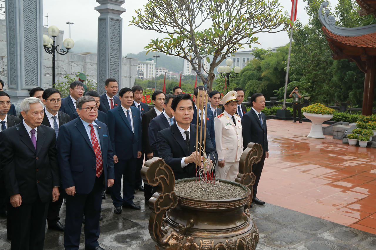 Các đại biểu dâng hương tại Đền thờ Bác Hồ, Quảng trường Tây Bắc.