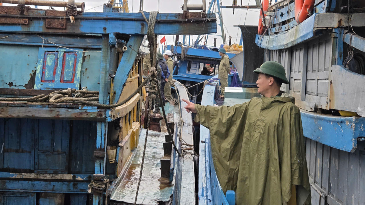 Ngư dân Quảng Ngãi hối hả “chạy bão số 10”, cảng cá ken dày tàu thuyền