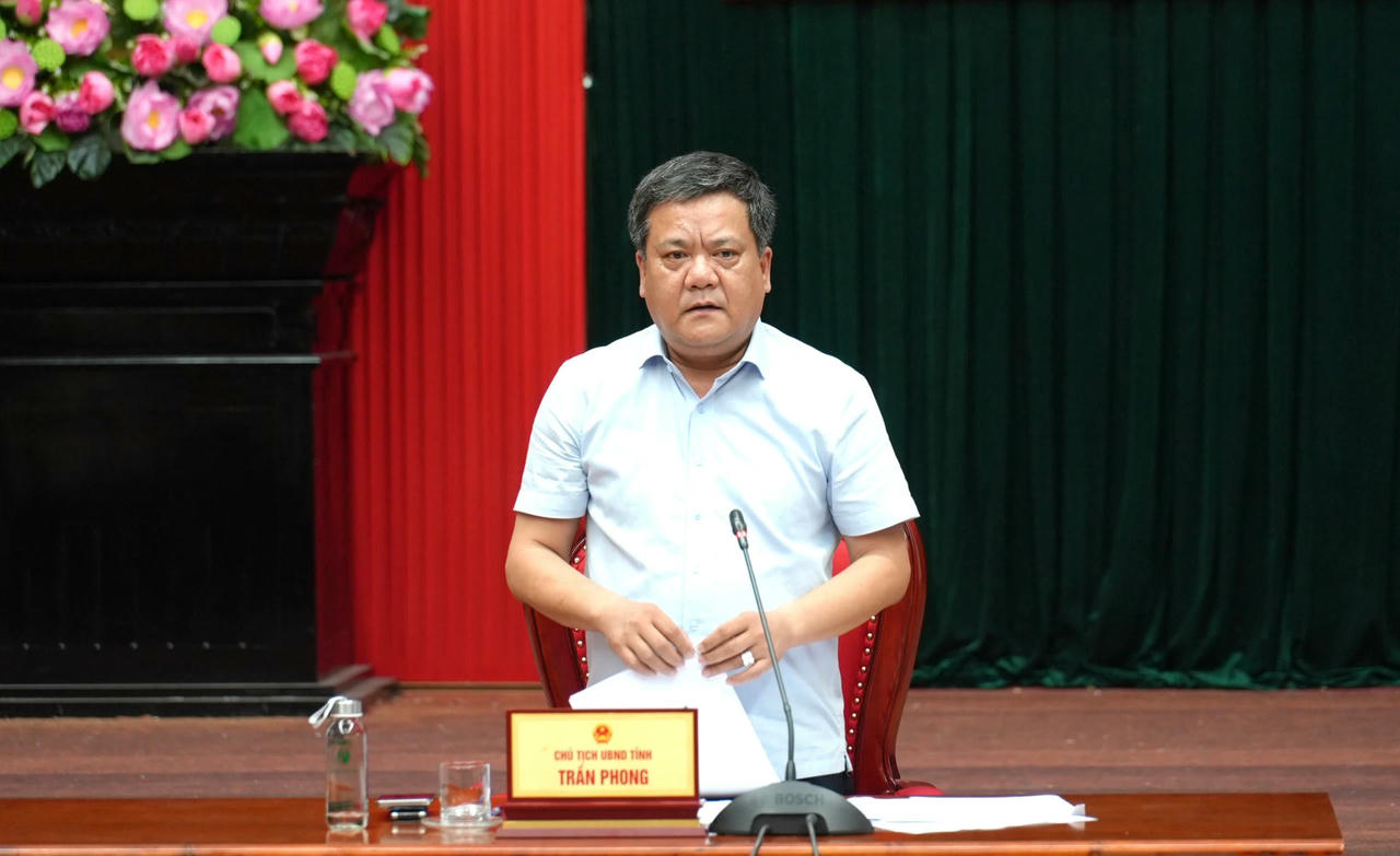 Chủ tịch UBND tỉnh Trần Phong yêu
cầu các sở, ngành, địa phương chủ động, quyết liệt trong ứng phó với bão số 10.