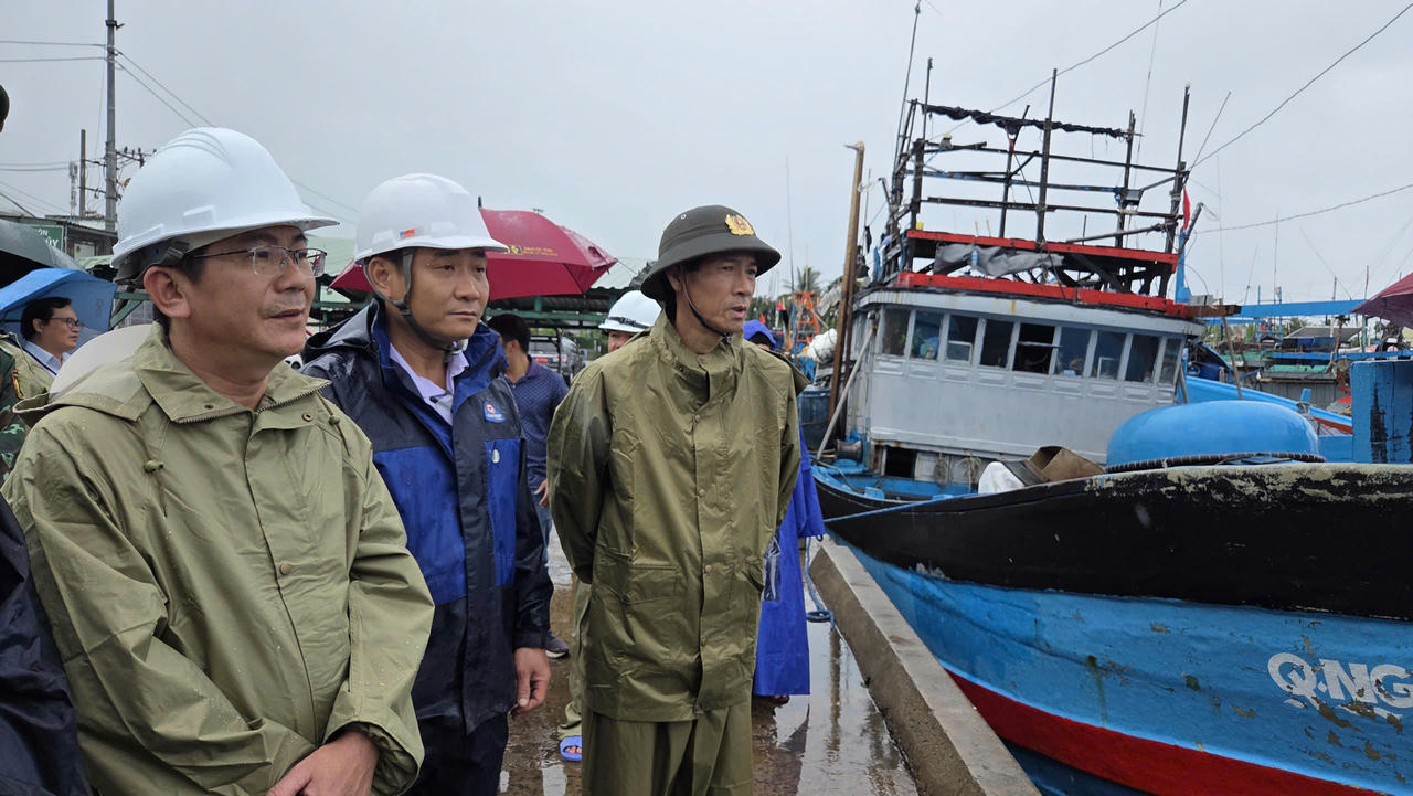 Ngư dân Quảng Ngãi hối hả “chạy bão số 10”, cảng cá ken dày tàu thuyền