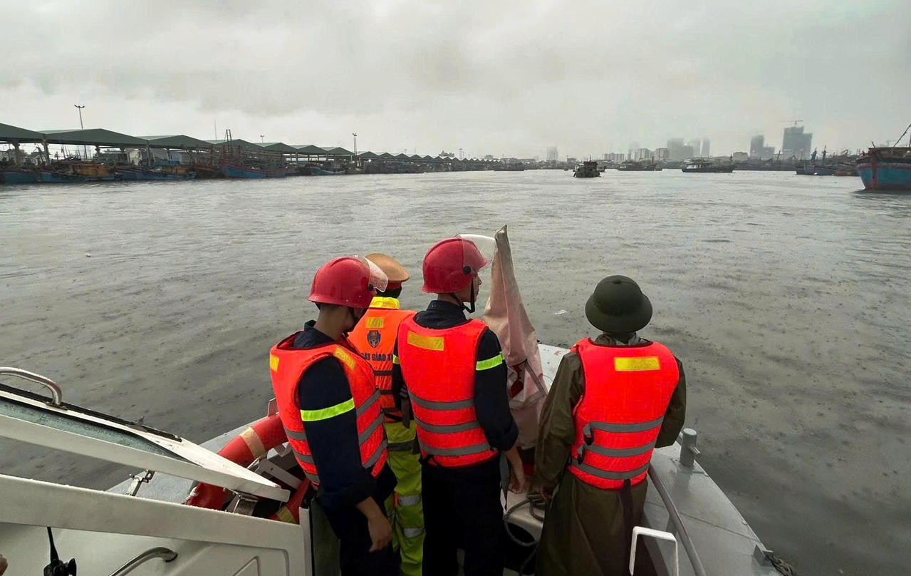 Hình ảnh Đà Nẵng ra quân chống ngập, ngư dân hối hả đưa tàu thuyền trú bão số 10