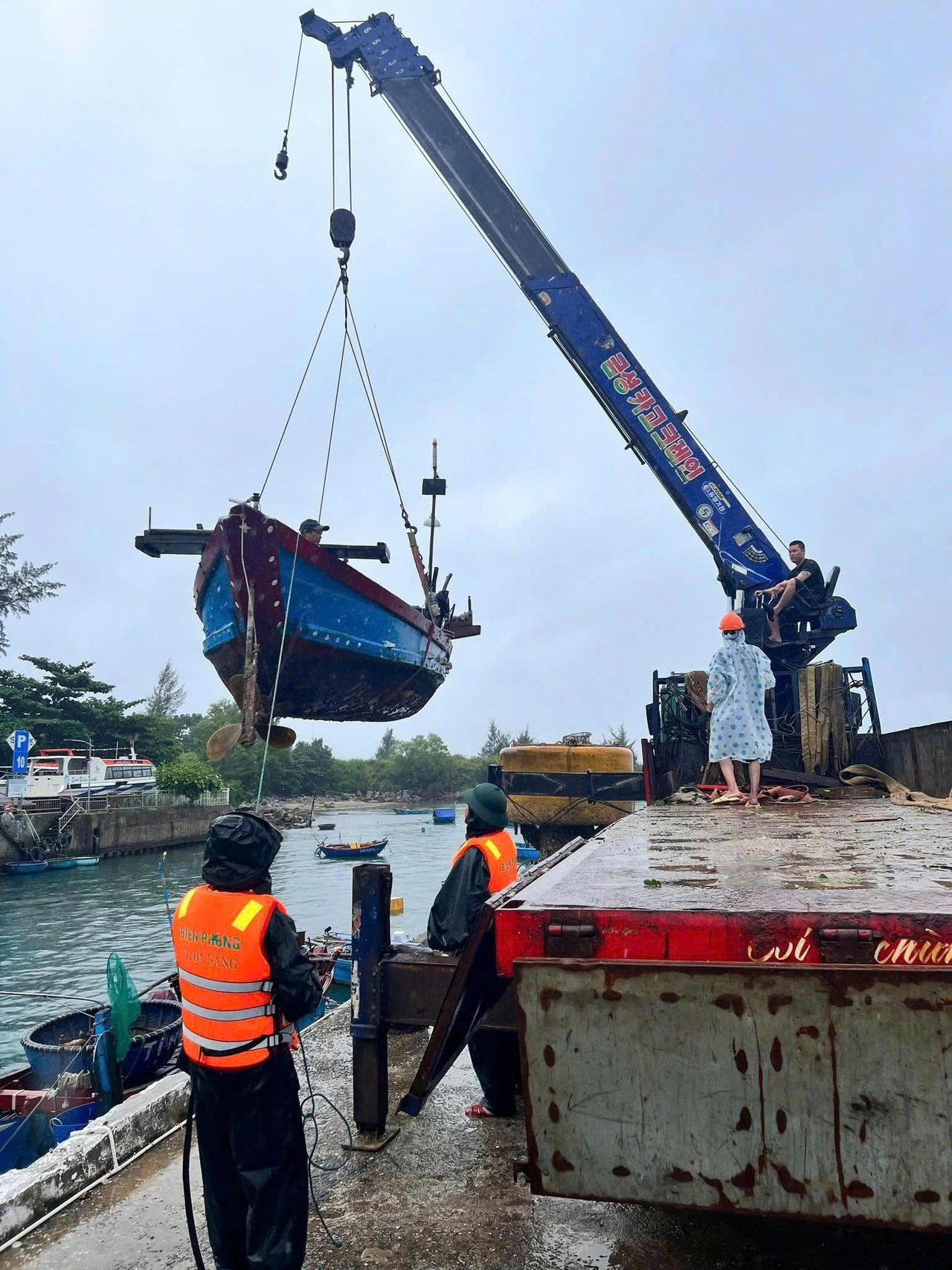 Hình ảnh Đà Nẵng ra quân chống ngập, ngư dân hối hả đưa tàu thuyền trú bão số 10