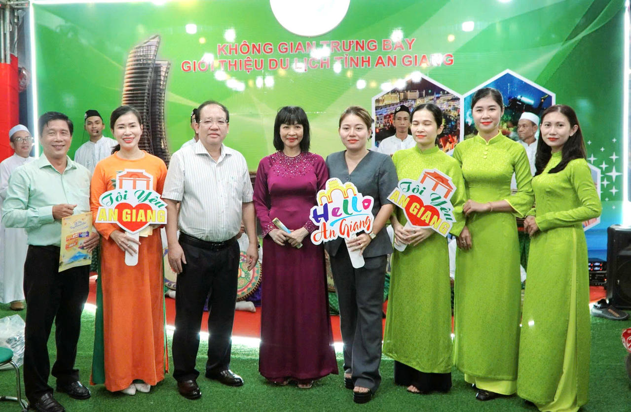 Phó Chủ tịch Thường trực UBND tỉnh An Giang Nguyễn Thanh Phong cùng đại biểu chụp ảnh lưu niệm tại ngày hội.