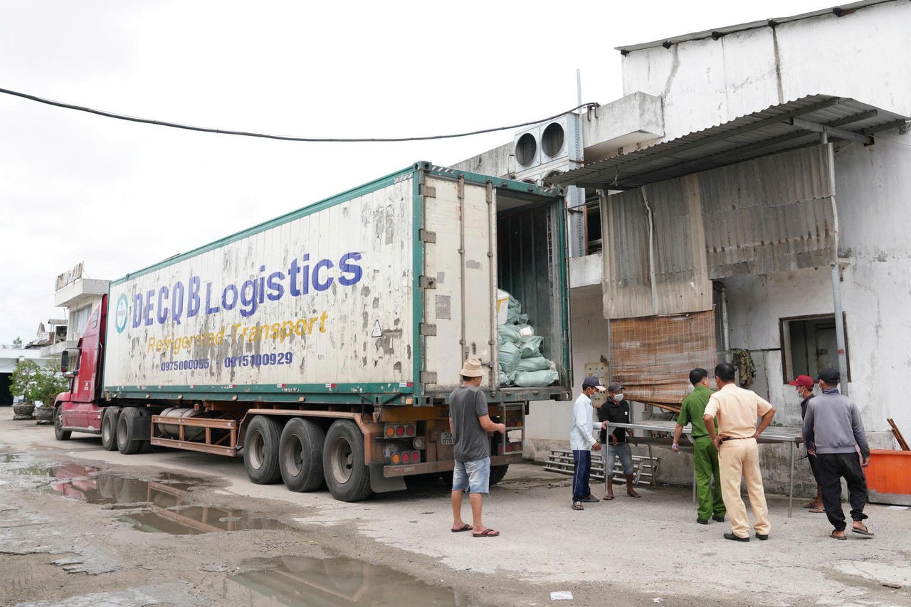 Phát hiện xe đầu kéo chở 30 tấn thực phẩm không rõ nguồn gốc