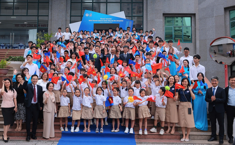 Tổng Giám đốc WIPO Daren Tang giao lưu với các bạn trẻ Việt Nam (Ảnh: MOST)