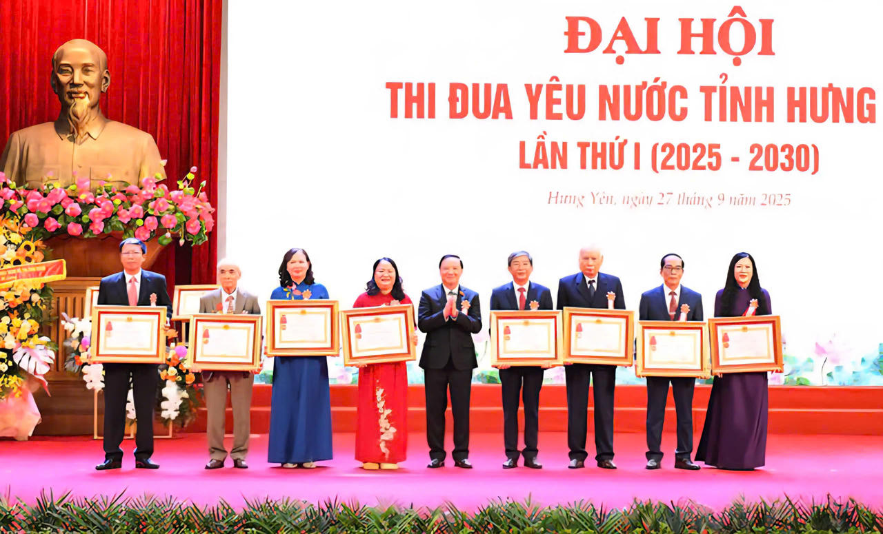 Ông Nguyễn Khắc Định, Ủy viên Ban Chấp hành Trung ương Đảng, Phó Chủ tịch Quốc hội trao Huân chương Lao động hạng Nhì tặng các cá nhân.