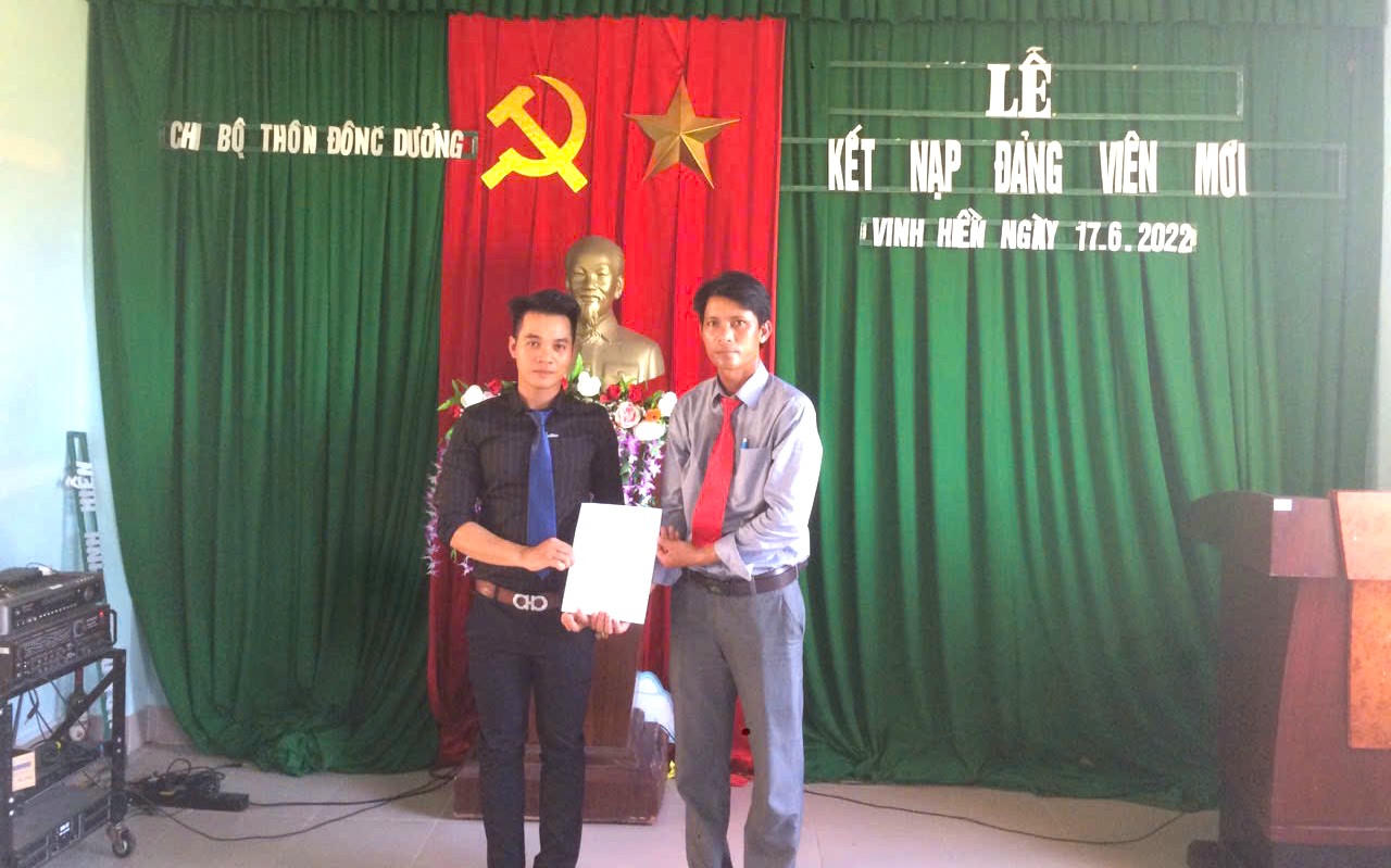 Ngư dân trẻ Cao Văn Đợi (đứng bên trái) vinh dự được đứng vào
hàng ngũ của Đảng