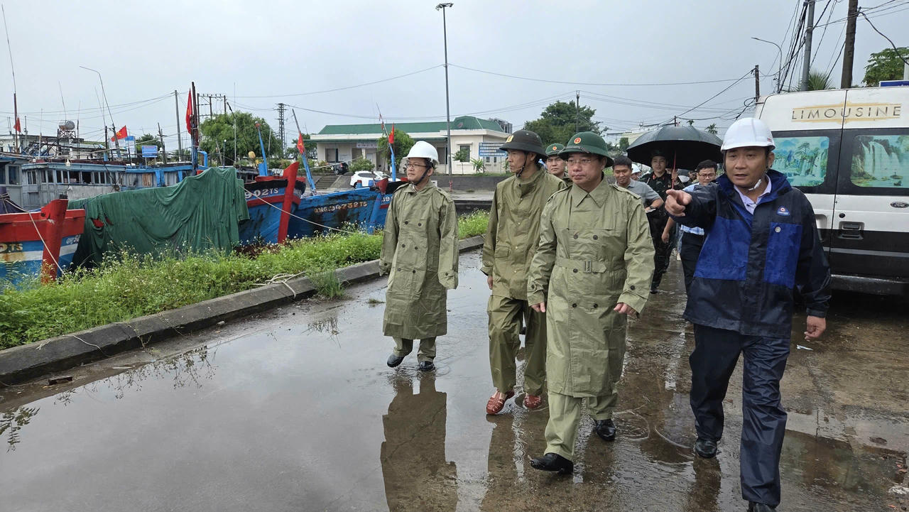 Ngư dân Quảng Ngãi hối hả “chạy bão số 10”, cảng cá ken dày tàu thuyền