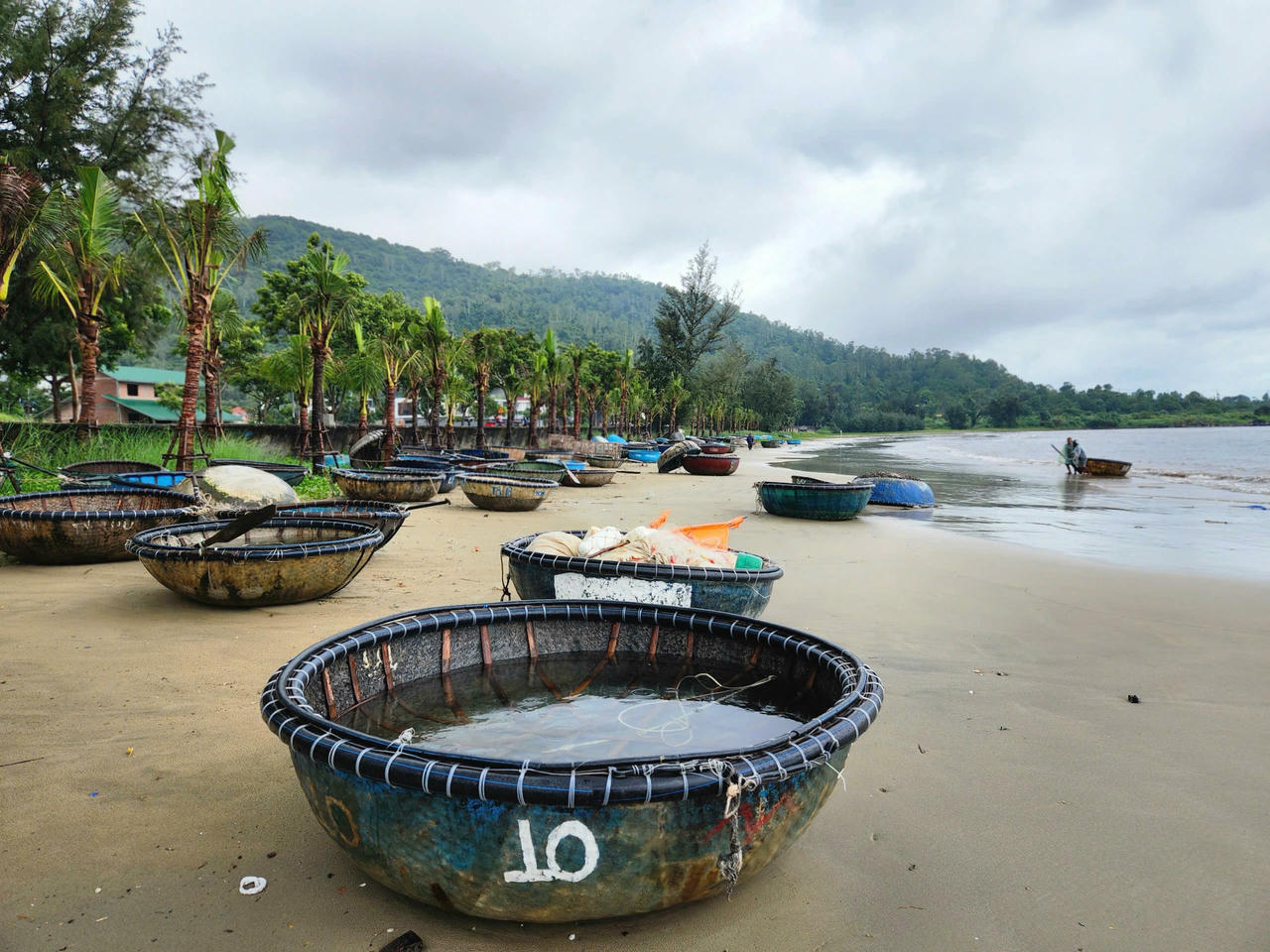 Hình ảnh Đà Nẵng ra quân chống ngập, ngư dân hối hả đưa tàu thuyền trú bão số 10