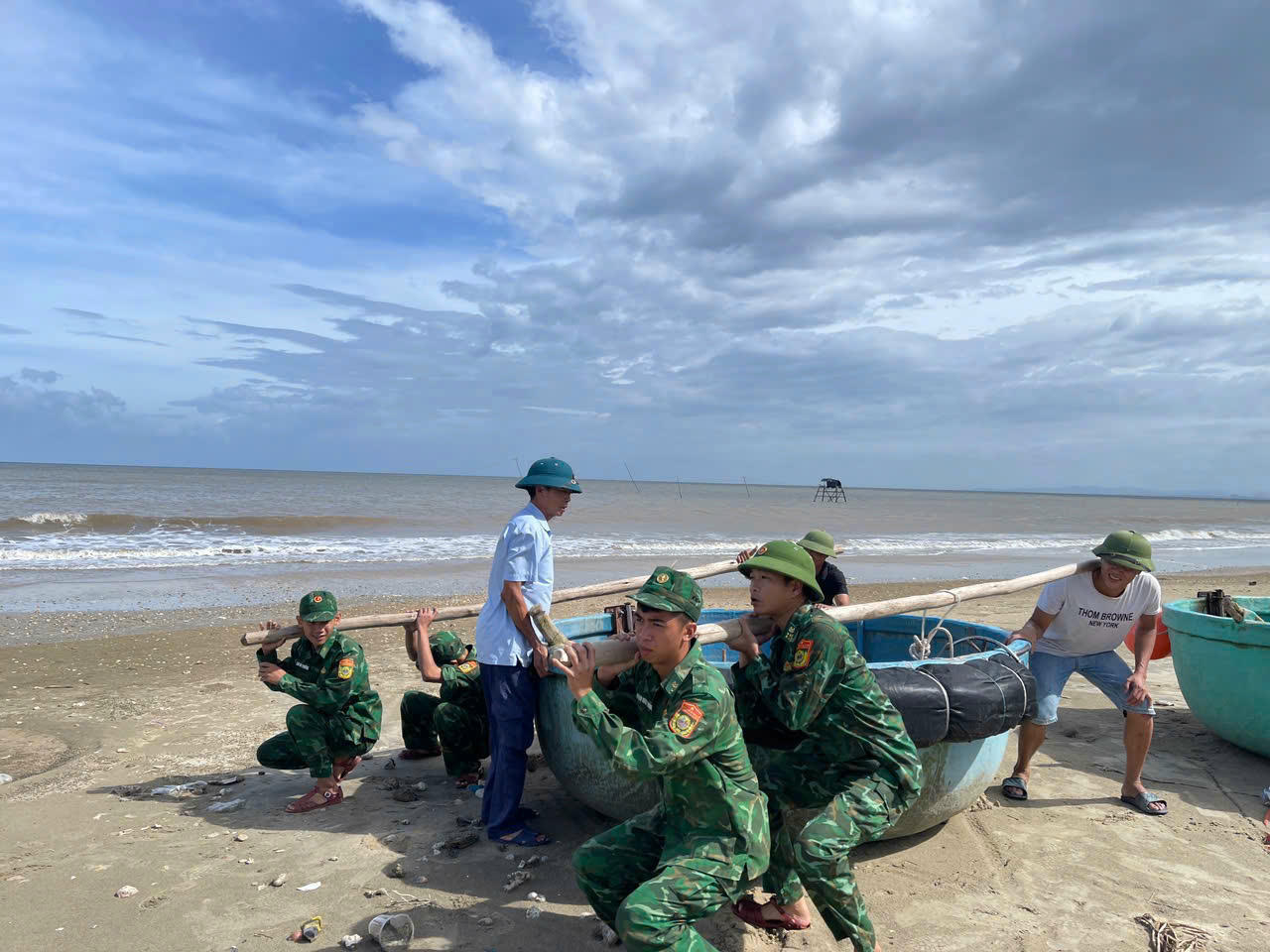 Quảng Trị cấm tàu thuyền ra khơi
kể từ 17 giờ ngày 27/9 cho đến khi biển an toàn.