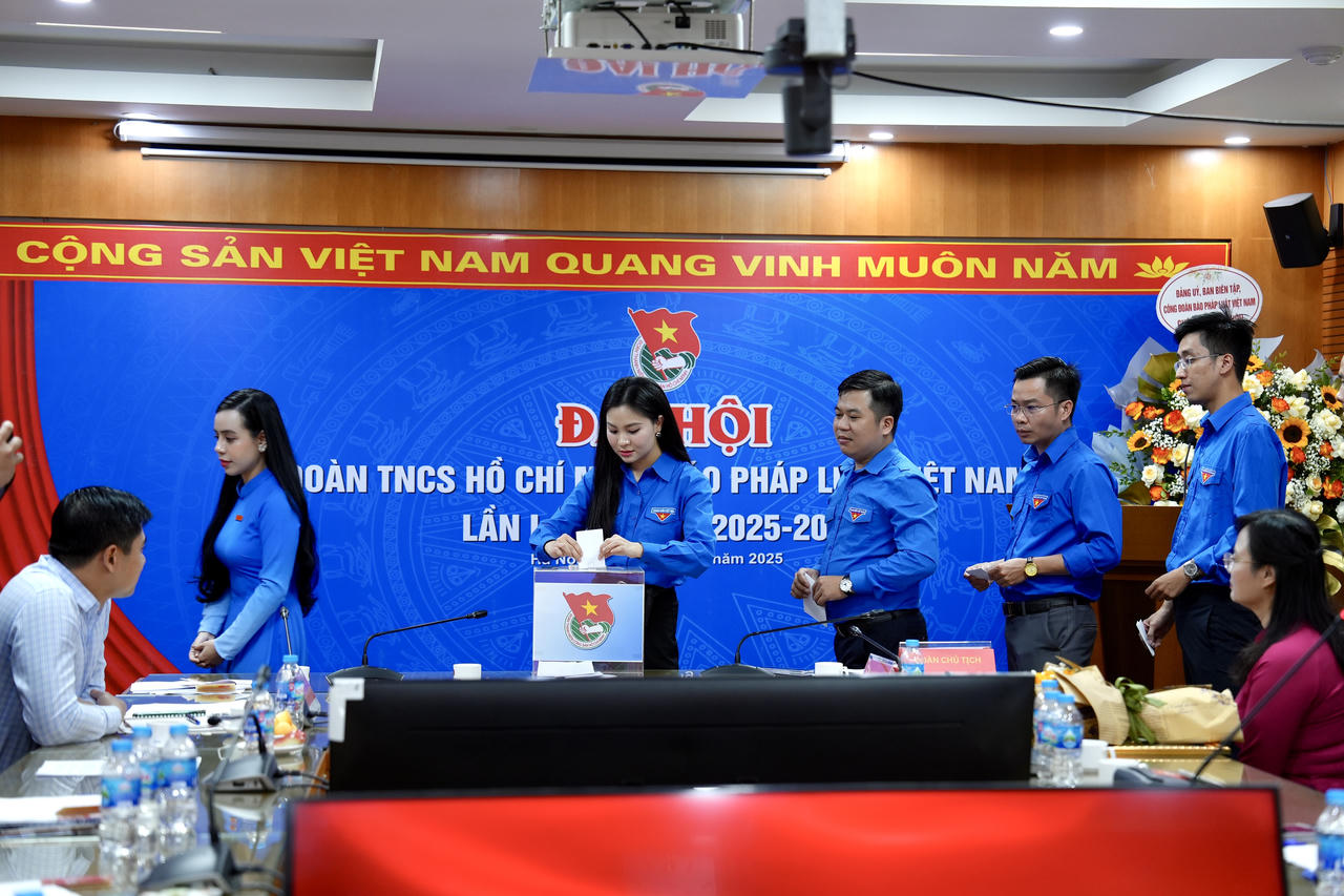 Các đoàn viên tham gia bầu cử BCH khoá mới. (Ảnh: T.Oanh)