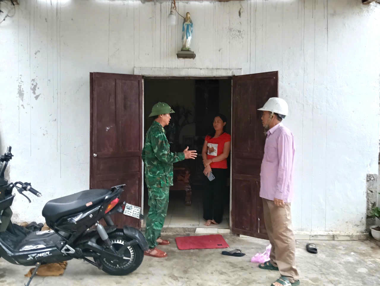 Đồn Biên phòng Roòn triển khai 02
tổ chỉ đạo nắm tình hình, tuyên truyền, kêu gọi tàu thuyền của ngư dân về nơi
tránh trú phòng chống bão số 10.