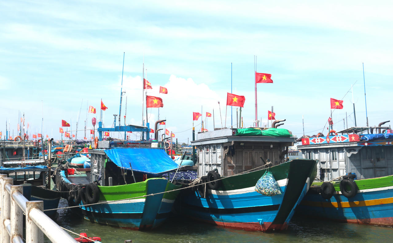 Những chuyến tàu ra khơi không chỉ đánh bắt tôm cá
mà còn góp phần bảo vệ chủ quyền biển đảo