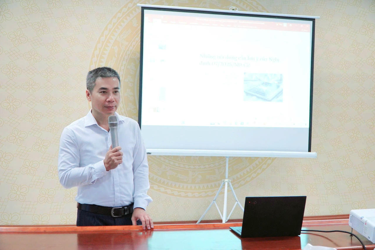 Ông
Nhâm Ngọc Hiển, Cục phó Cục Hành chính tư pháp (Bộ Tư pháp) bồi dưỡng kiến thức
nghiệp vụ cho cán bộ xã, phường.