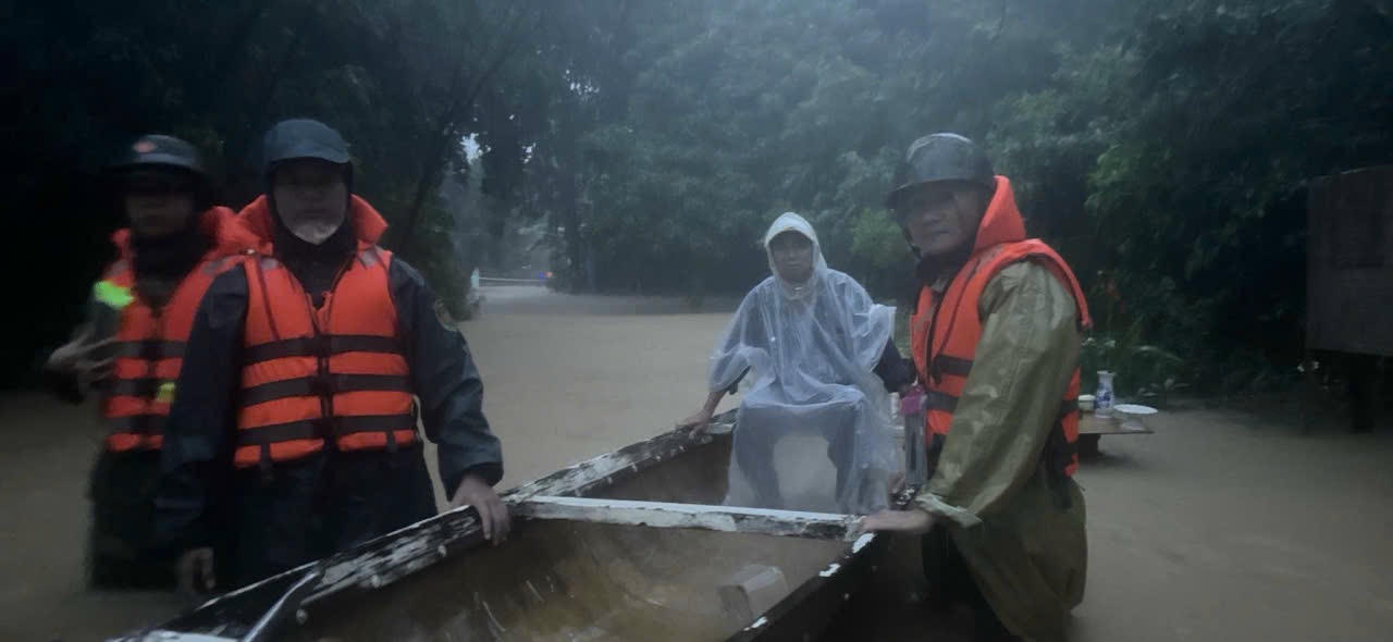 Hỗ trợ Nhân dân di chuyển đến nơi an toàn.