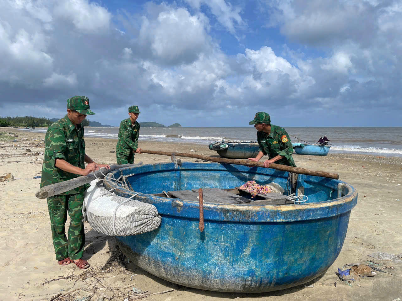 Bộ đội Biên phòng Quảng Trị hỗ trợ
ngư dân đưa tàu thuyền vào bờ tránh bão số 10.