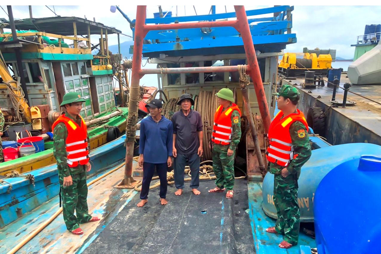 Lực lượng Bộ đội Biên phòng phối hợp với ngư dân bắt giữ tàu cá khai thác trái
phép tại vùng biển thành phố Huế