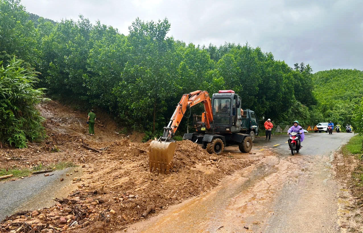 Nhiều nơi ở TP Đà Nẵng xảy ra sạt lở nghiêm trọng.