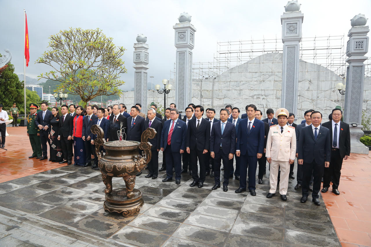 Đoàn đại biểu dự Đại hội đại biểu Đảng bộ tỉnh Sơn La dâng hương tưởng nhớ Chủ tịch Hồ Chí Minh tại Quảng trường Tây Bắc.