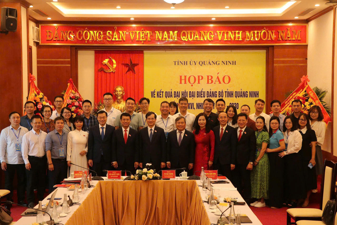 Các đại biểu tham gia họp báo chụp ảnh lưu niệm