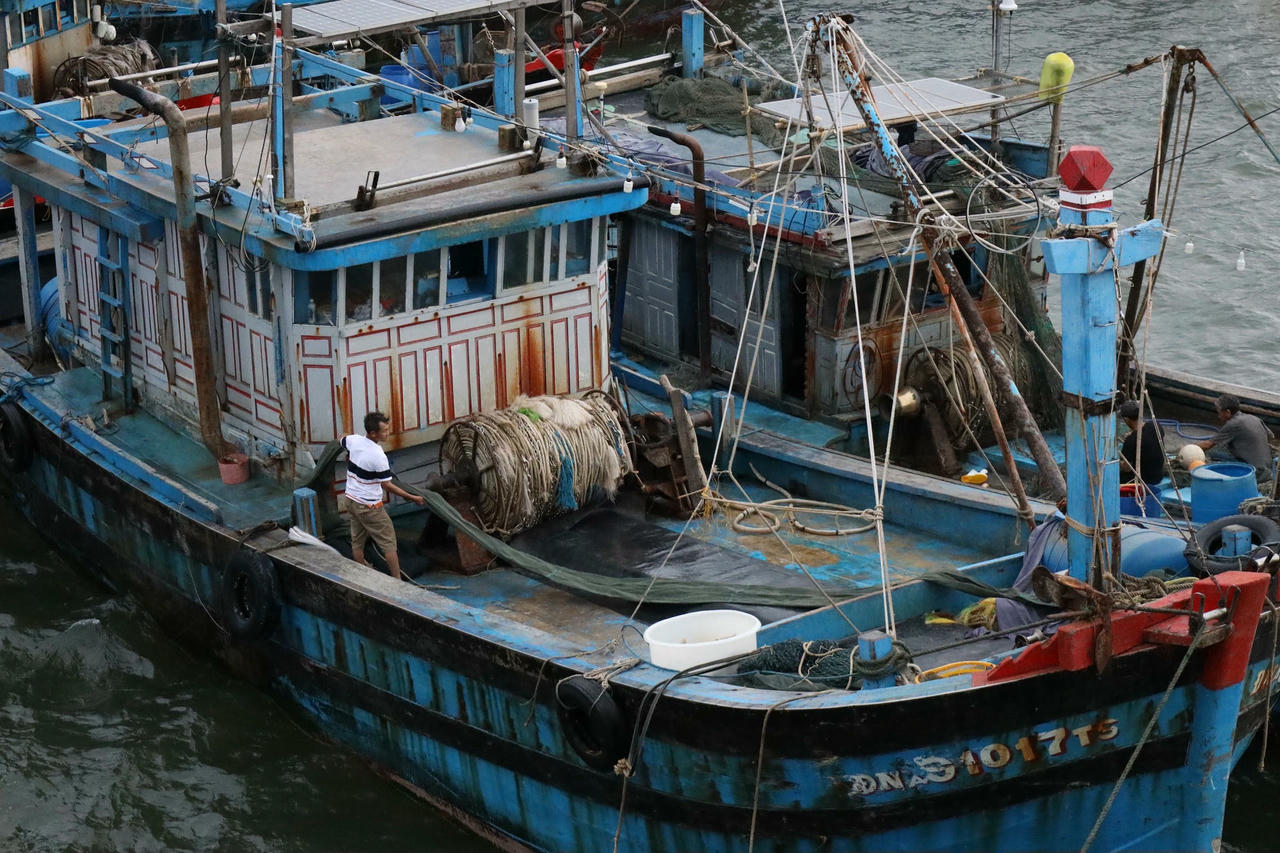 Hình ảnh Đà Nẵng ra quân chống ngập, ngư dân hối hả đưa tàu thuyền trú bão số 10