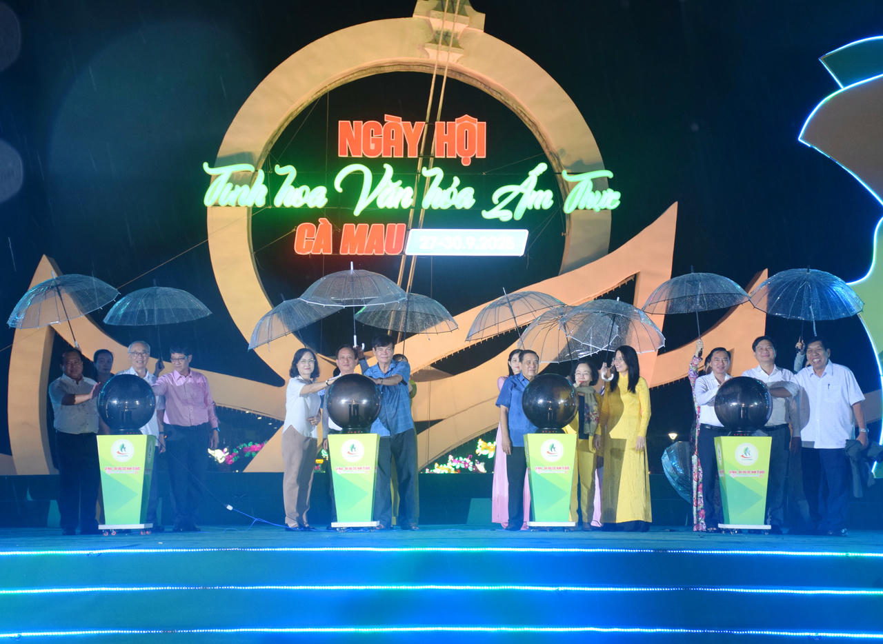 Các đại biểu thực hiện nghi thức khai mạc Ngày hội “Tinh hoa Văn hóa ẩm thực Cà Mau năm 2025” với chủ đề “Cà Mau - địa đầu cực Nam Tổ quốc, nơi hội tụ thiên nhiên và sự an lành”.