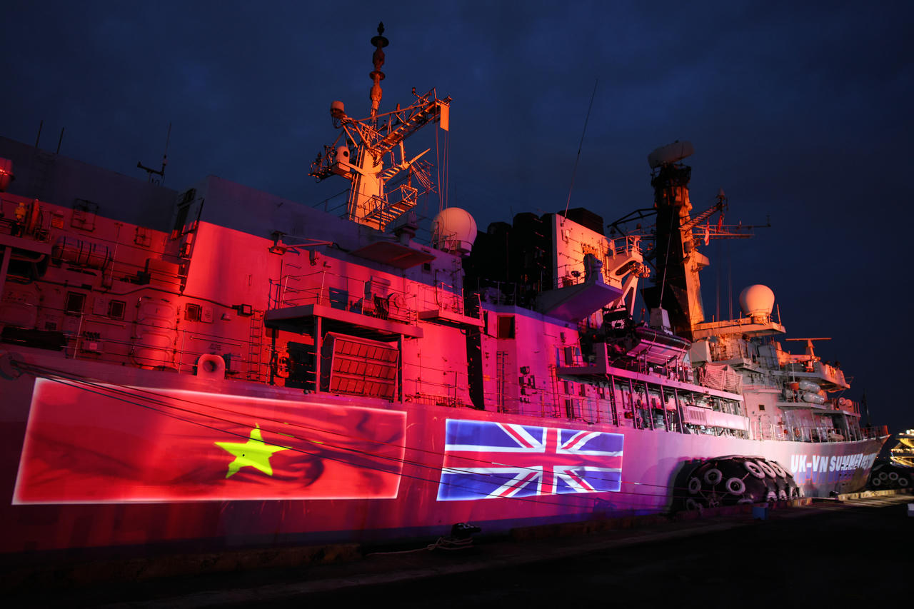 Cập cảng Nhà Rồng (TP.HCM) sáng ngày 22/09/2025, tàu hộ vệ đa nhiệm HMS Richmond của Hải quân Hoàng gia Anh, bắt đầu chuyến thăm hữu nghị TP.HCM. Chuyến thăm diễn ra đúng dịp Anh và Việt Nam kỷ niệm 15 năm thiết lập quan hệ Đối tác Chiến lược, nhấn mạnh cam kết ngoại giao và sự củng cố hợp tác an ninh, quốc phòng (Ảnh: Nguyễn Hoàng).