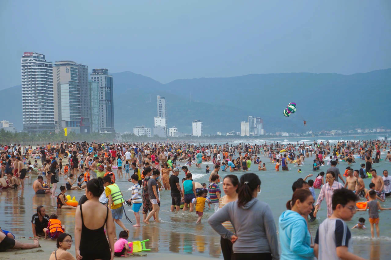 Du khách tắm biển Đà Nẵng dịp 30/4.