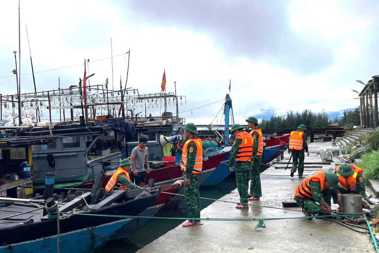 Đồn Biên phòng cửa khẩu cảng Thuận An kêu gọi, hướng dẫn tàu thuyền vào
nơi tránh trú.