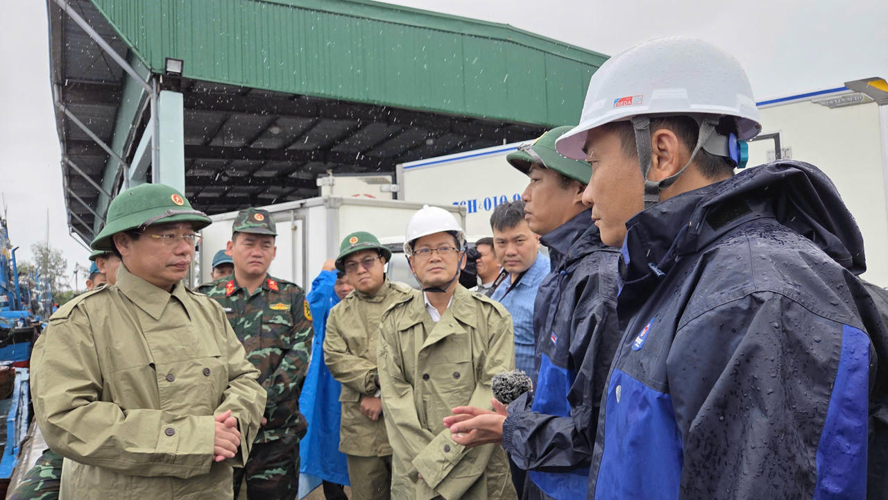 Ngư dân Quảng Ngãi hối hả “chạy bão số 10”, cảng cá ken dày tàu thuyền