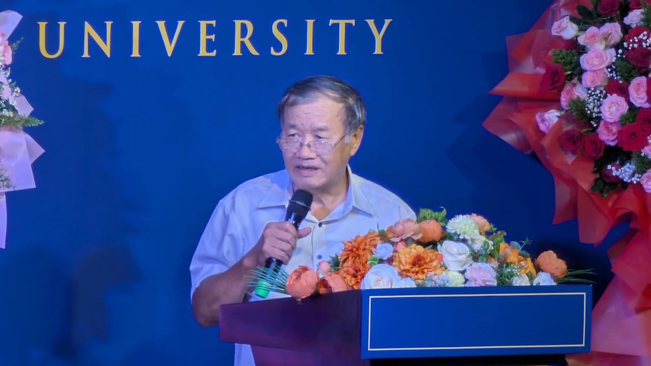 GS. TS Phạm Hồng Thái, Chủ tịch Hội đồng giáo sư ngành Luật trình bày
tham luận.