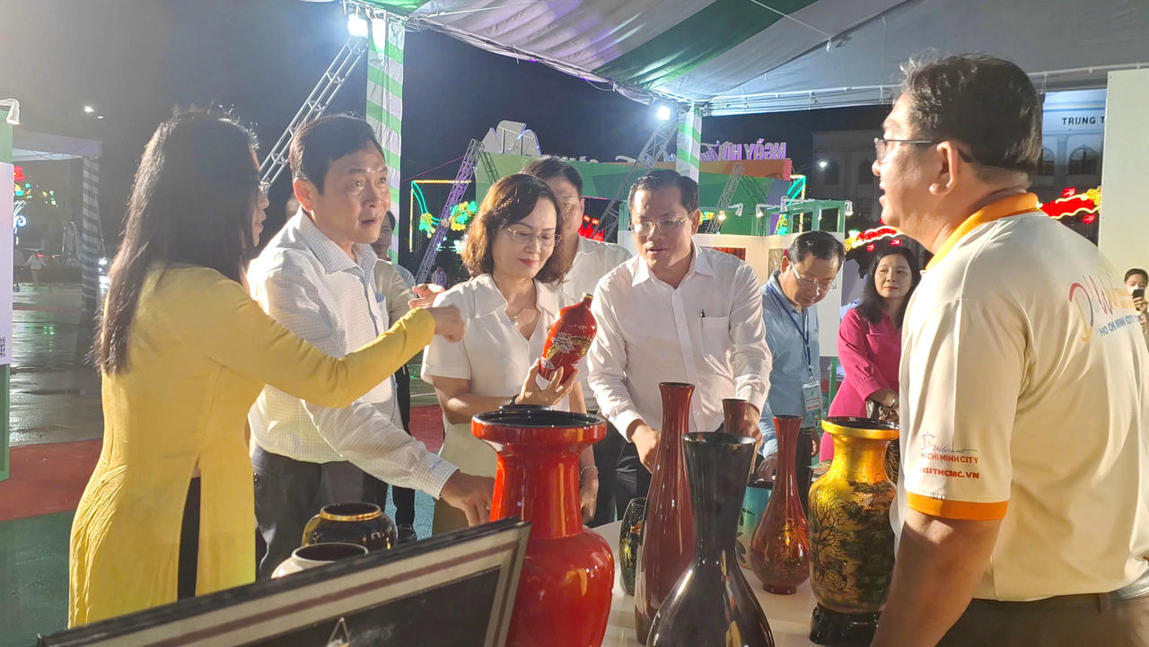 Đại biểu tham quan các gian hàng, không gian trưng bày.