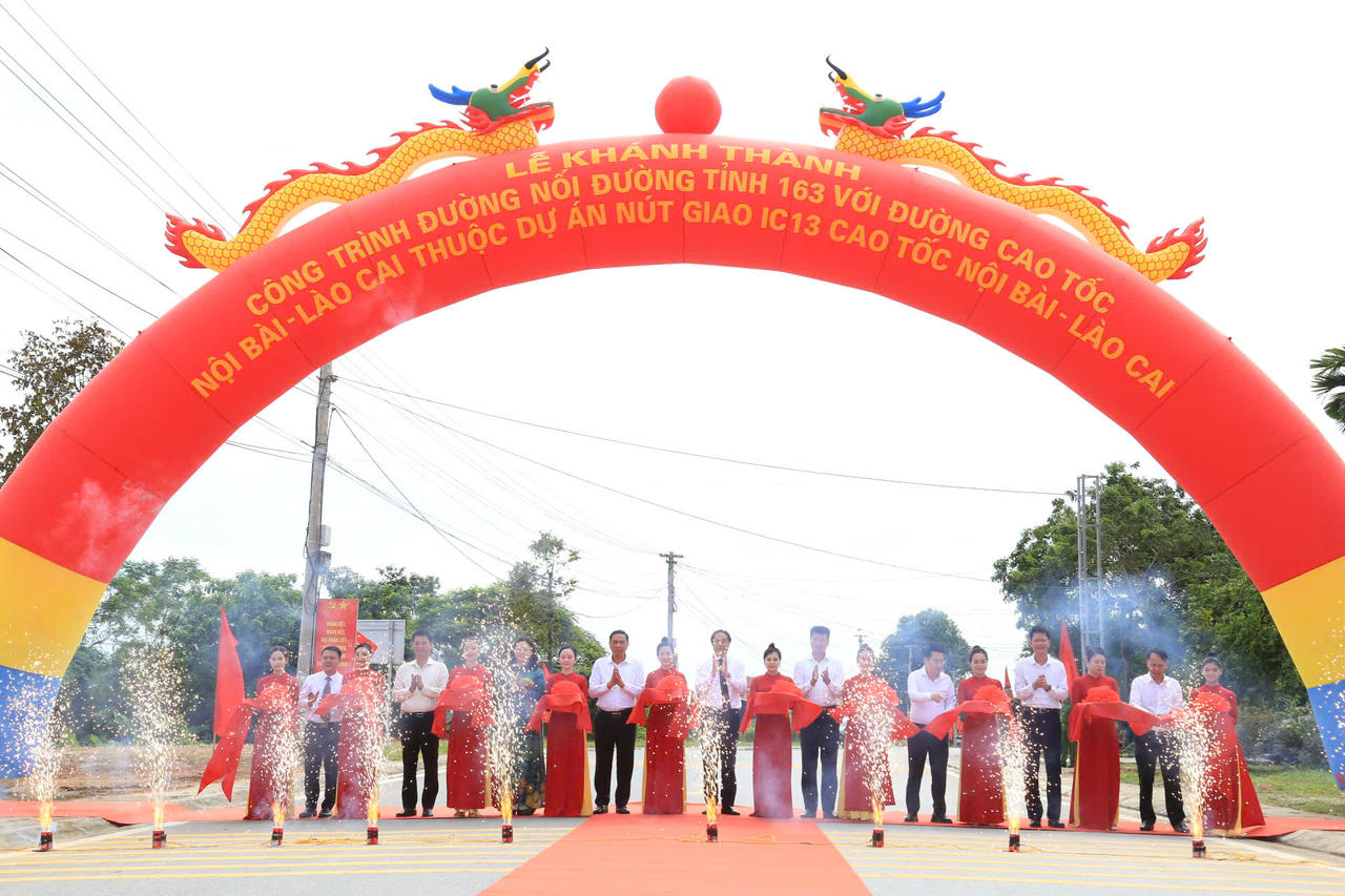 Công trình khánh thành đưa vào khai thác giúp giảm thời gian đi vào cao tốc đối với các xã, phường khu vực hữu ngạn sông Hồng. Ảnh: Nguyên Đức