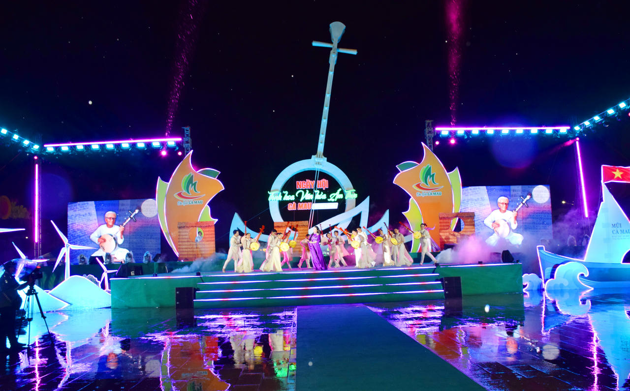 Văn nghệ chào mừng khai mạc Ngày hội “Tinh hoa Văn hóa Ẩm thực Cà Mau”.