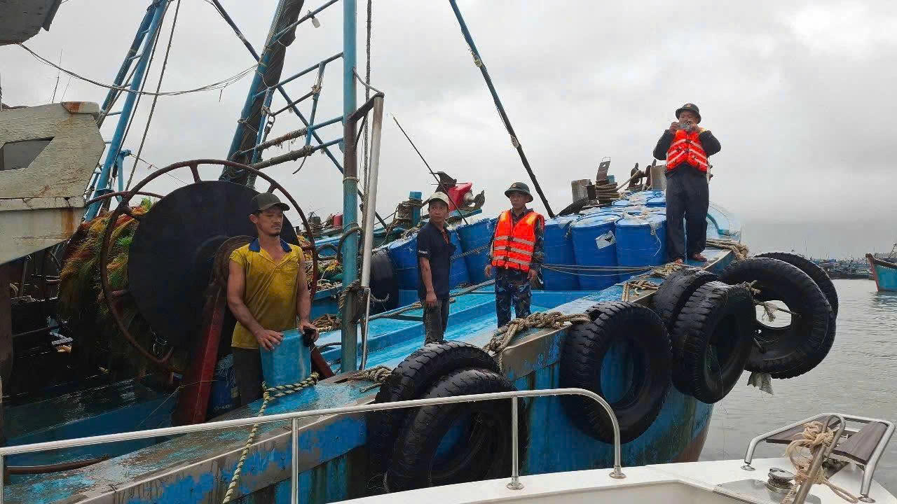 Hình ảnh Đà Nẵng ra quân chống ngập, ngư dân hối hả đưa tàu thuyền trú bão số 10