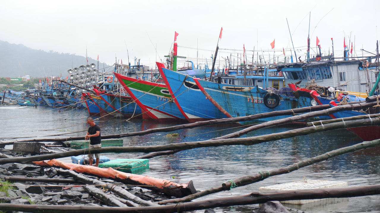 Hình ảnh Đà Nẵng ra quân chống ngập, ngư dân hối hả đưa tàu thuyền trú bão số 10