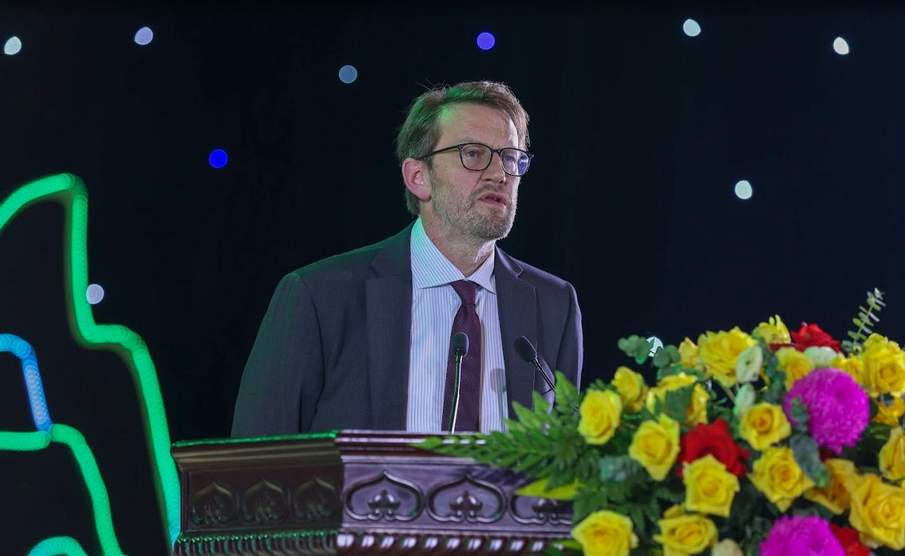 TS. Ryan John Rabett - Chuyên gia Khảo cổ học, Đại học Queen’s Belfast, Vương quốc Anh, Giám đốc Dự án nghiên cứu khảo cổ học tại Quần thể danh thắng Tràng An giới thiệu về Dự án nghiên cứu SUNDASIA tại Quần thể danh thắng Tràng An.