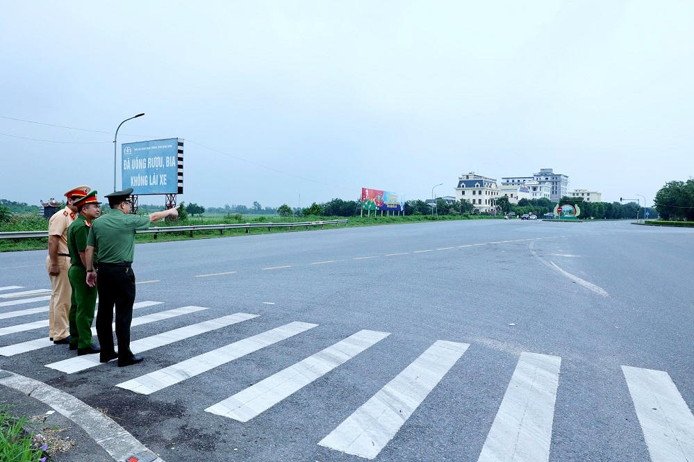 Đoàn công tác kiểm tra thực tế hệ thống camera giám sát giao thông được lắp đặt trên các tuyến giao thông thuộc địa bàn 3 tỉnh Hà Nam, Nam Định và Ninh Bình cũ. (Ảnh: CANB)