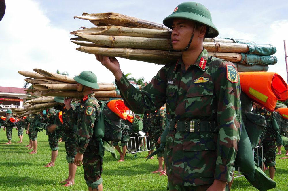 Ngay sau khi có lệnh, 100% cán bộ, chiến sĩ nhanh chóng vào vị trí, kiểm tra quân số, phương tiện, cơ sở vật chất, sẵn sàng cơ động khi có tình huống xảy ra.