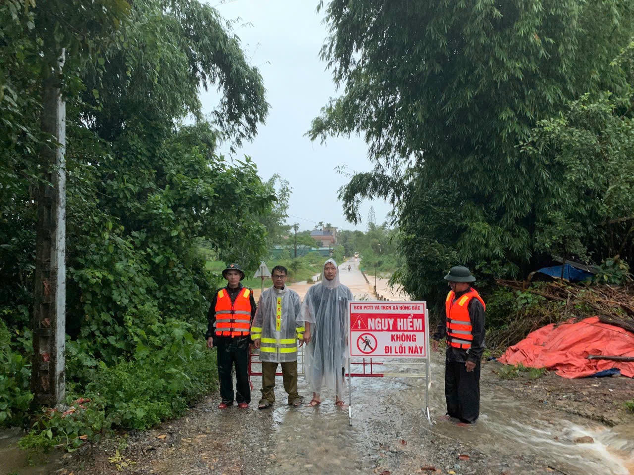 Cắm biển cảnh báo và phân công, bố trí lực lượng chốt chặn, canh phòng tại các khu vực nguy hiểm, không để người dân và các loại phương tiện lưu thông qua.